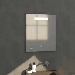 Badkamerspiegel Met LED Verlichting Sanitop Clock 60x70 Cm Met Digitale Klok En Sensor