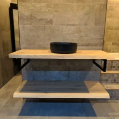 Badkamermeubel BWS Woodstone Twee Bovenbladen Met Boomstamkant 140 Cm (met Beugels En Waskom) 9 Badkamermeubel BWS Woodstone Twee Bovenbladen Met Boomstamkant 140 Cm (met Beugels En Waskom) -Baden Luxe Verkoop badmeubelset bws woodstone 140 cm twee planken zwarte kom sfeer