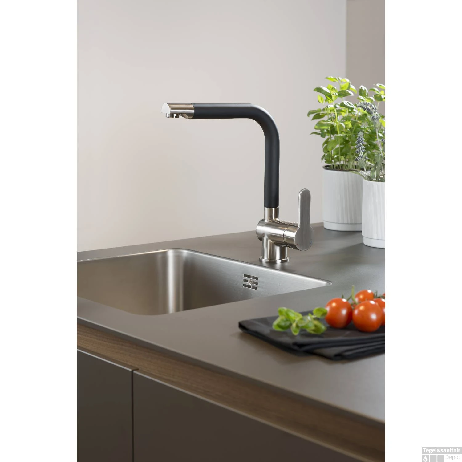 Keukenmengkraan Schutte Rio Hoge Draaibare Uitloop Chroom En Mat Zwart 2 Keukenmengkraan Schutte Rio Hoge Draaibare Uitloop Chroom En Mat Zwart - Afbeelding 2