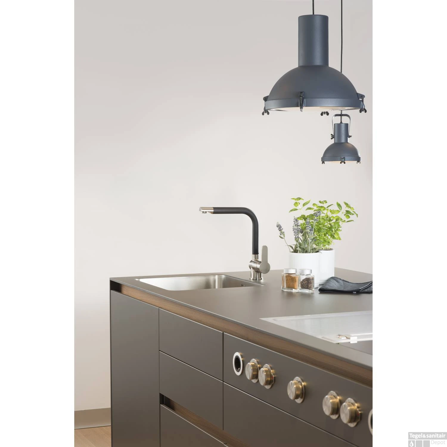 Keukenmengkraan Schutte Rio Hoge Draaibare Uitloop Chroom En Mat Zwart 3 Keukenmengkraan Schutte Rio Hoge Draaibare Uitloop Chroom En Mat Zwart - Afbeelding 3