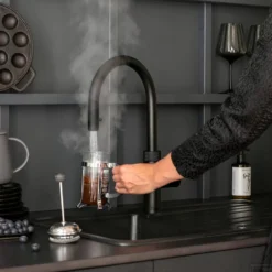 Quooker Flex Keukenmengkraan Zwart -Baden Luxe Verkoop quooker flex keukenmengkraan zwart sfeer