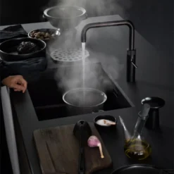 Quooker Fusion Square Mat Zwart Met Combi Boiler + 16 Quooker Fusion Square Mat Zwart Met Combi Boiler + -Baden Luxe Verkoop quooker fusion square black met pro3 vaq e boiler sfeer1 4