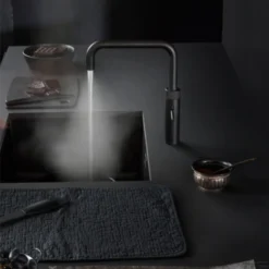 Quooker Fusion Square Mat Zwart Met Combi Boiler + 14 Quooker Fusion Square Mat Zwart Met Combi Boiler + -Baden Luxe Verkoop quooker fusion square black met pro3 vaq e boiler sfeer1 5