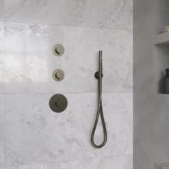 Regendoucheset Wiesbaden Dreams Met Inbouwdeel En Wanduitloop Gunmetal -Baden Luxe Verkoop regendoucheset wiesbaden dreams met inbouwdeel en wanduitloop gunmetal sfeer5
