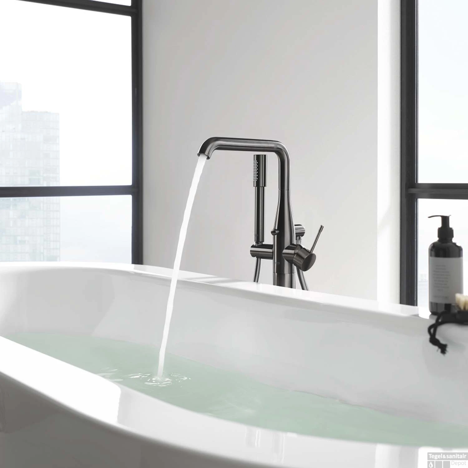Vrijstaande Badkraan Grohe Essence New Met Douchegarnituur Hard Graphite Geborsteld - Afbeelding 2